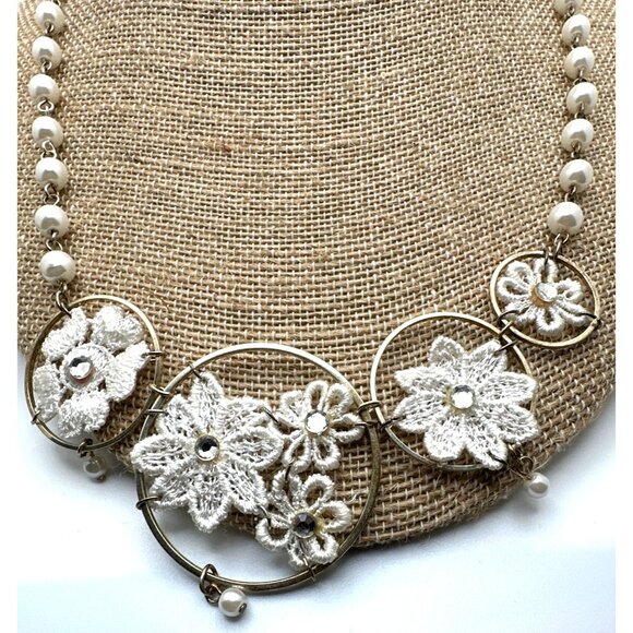 Faux Pearl Beaded Necklace Rhinestone Center Silvery Gold Tone Ring Lace Flowers - Picture 3 of 8